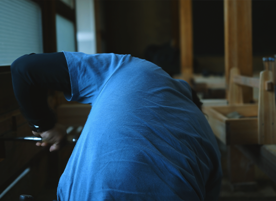 作業中の父の背中