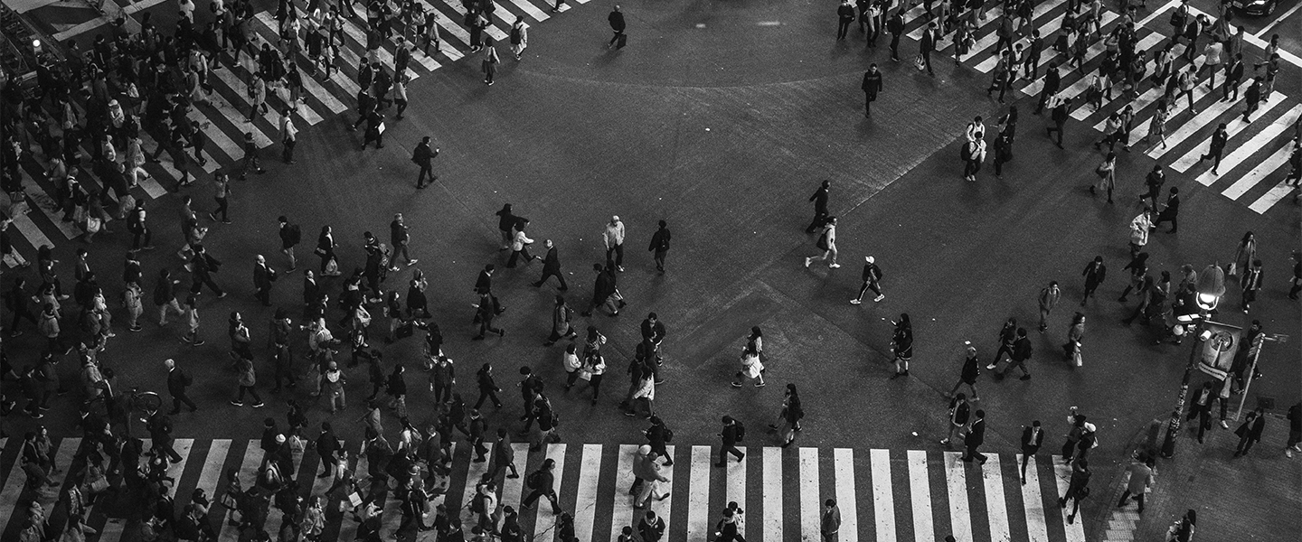 人通りが多い都会の様子（モノクロ）